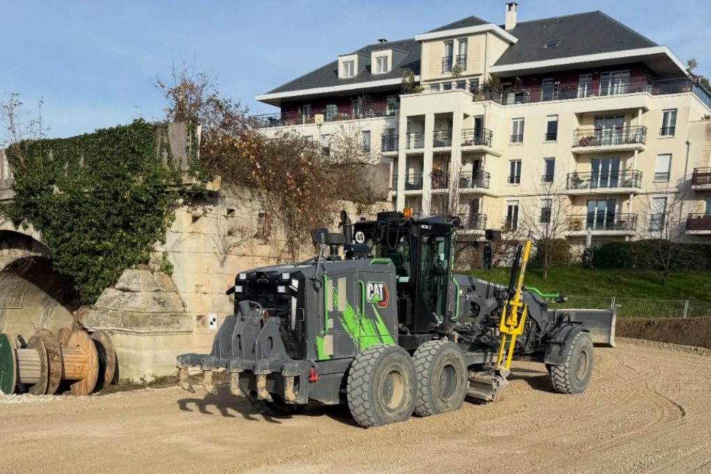 Niveleuse 620 GP DEERE 